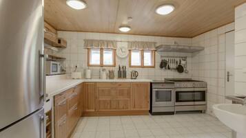 Kylskåp, mikrovågsugn, ugn och diskmaskin