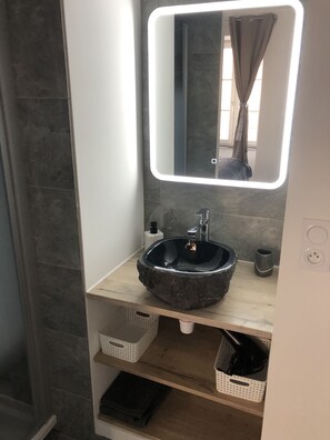 Douche, sèche-cheveux, serviettes fournies, savon