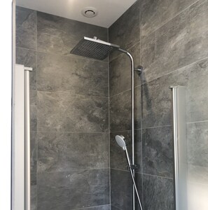 Een douche, een haardroger, handdoeken, zeep