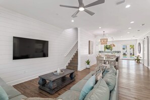 TV, books, stereo - Huge Home with Pool, Hot Tub, Cart - Majestic Moon (Destin)