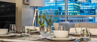 Chic Luxe 2BD + Free Parking-Central Downtown Gem