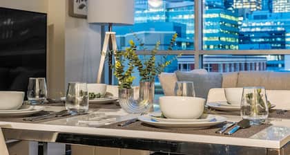 Chic Luxe 2BD + Free Parking-Central Downtown Gem
