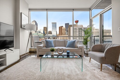 Chic Luxe 2BD + Free Parking-Central Downtown Gem