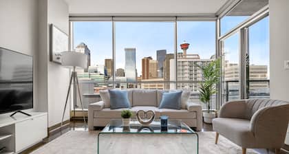 Chic Luxe 2BD + Free Parking-Central Downtown Gem