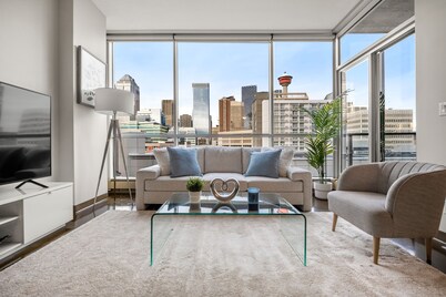 Chic Luxe 2BD + Free Parking-Central Downtown Gem