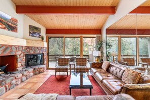 Televisie en een open haard