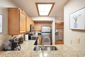 Coffee/tea maker, fridge, microwave, oven