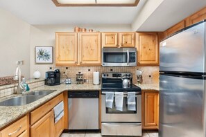 Kylskåp, mikrovågsugn, ugn och spishäll