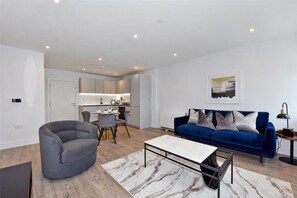 Living area - Prestigious & Luxury 2-bed Apartment in Slough (Slough)