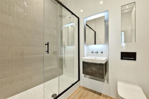 Apartamento, 2 camas de matrimonio | Baño | Ducha, secador de pelo y toallas