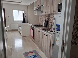 Frigorífico, microondas, horno y placa de cocina