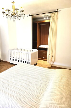2 bedrooms, iron/ironing board, WiFi, bed sheets