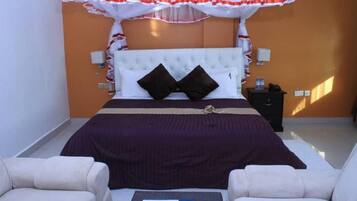 1 bedroom, premium bedding, desk, laptop workspace