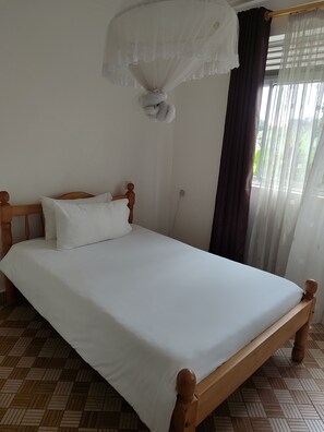 Shower, rainfall showerhead, towels, soap - Garden Courts Hotel Masaka (Masaka)