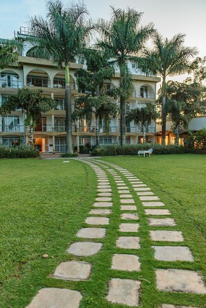 Roupas de cama premium, escrivaninha, espaço de trabalho para notebook