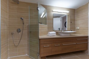 Villa | Bathroom - Huge Pampering Villa 5 BR with Jacuzzi (Rishon LeTsiyon)