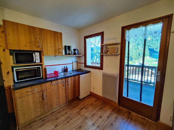 Fridge, microwave, oven, stovetop - Charming 19m² Studio for 3 with Terrace and Parking, 5min from Shops & Free Shuttle (Arêches-Beaufort)