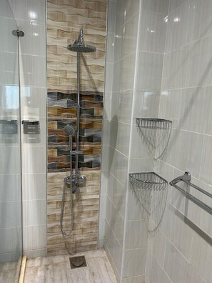 Apartment, 1 Queen-Bett | Badezimmer | Dusche, Haartrockner, Handtücher