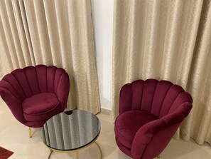 Premium-rum - 1 kingsize-säng - icke-rökare - utsikt mot staden | Sängtillbehör av högsta kvalitet och värdeförvaringsskåp på rummet