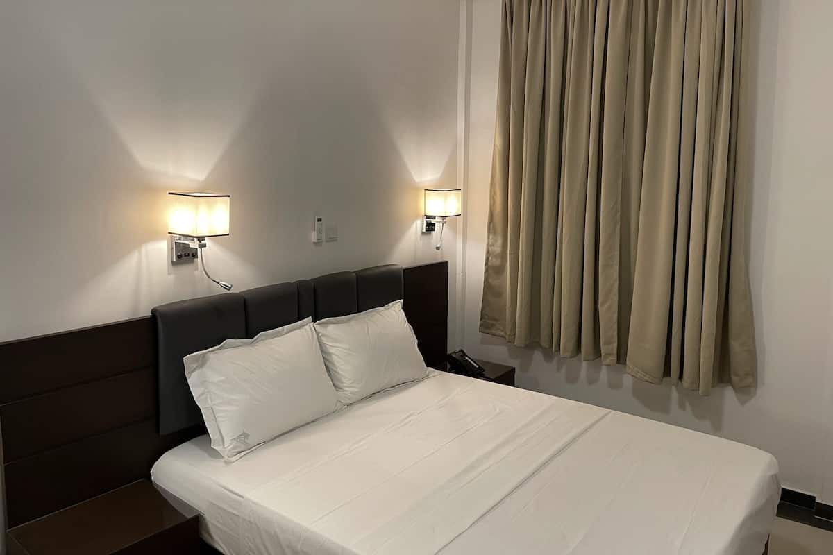 Deluxe Room, 1 Queen Bed, Non Smoking, City View | 1 bedroom, premium bedding, in-room safe, desk