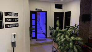 Zona de recepción de hotel con indicaciones para bar lounge, salón VIP y salón multifuncional.