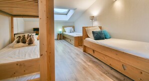 4 bedrooms, desk, free WiFi
