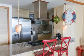 Fridge, microwave, oven, stovetop - AmazingView 11thFloor|FullKitchen|FastWifi|Beach (Juan Dolio)