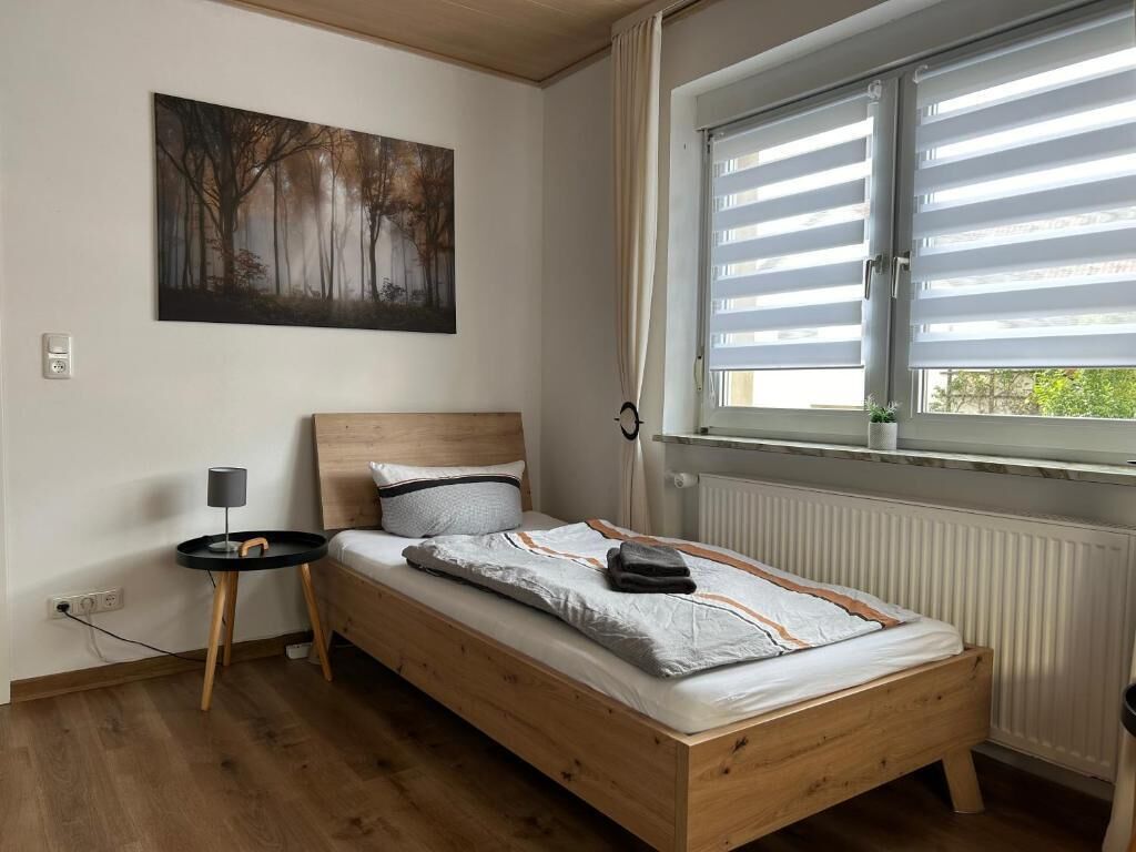 4 間睡房、書桌、熨斗/熨衫板、可攜式嬰兒床