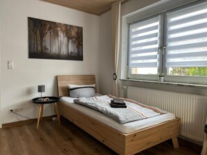 4 عدّة غرف نوم ومكتب ومكواة/لوح كي وسرير سفر