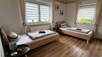 4 dormitorios, escritorio, tabla de planchar con plancha y cuna de viaje