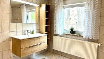 Dusche, Handtücher, Seife, Toilettenpapier