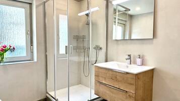 Dusche, HandtĂŒcher, Seife, Toilettenpapier