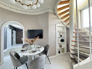 Apartemen Grand | Ruang keluarga | Smart TV 50-inci dengan saluran TV digital