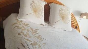 2 chambres, coffres-forts dans les chambres, fer et planche à repasser