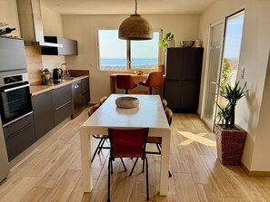 Fridge, microwave, oven, dishwasher - 5* Villa, Sea View, Heated Pool, Air Con, WiFi, Wine Village (Fitou)