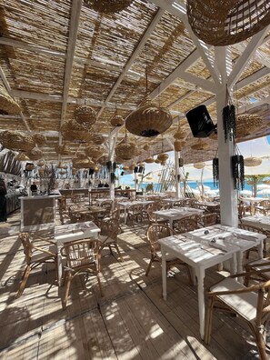 Outdoor dining - 5* Villa, Sea View, Heated Pool, Air Con, WiFi, Wine Village (Fitou)