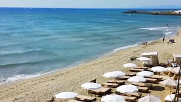 Plage à proximité, chaises longues