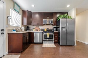 Fridge, microwave, oven, stovetop - Both Tribune at Redlands (Redlands)