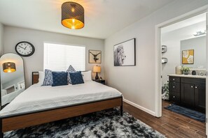 4 bedrooms, iron/ironing board, WiFi, bed sheets