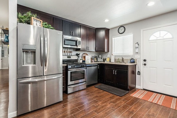 Frigorifero, microonde, forno, piano cottura