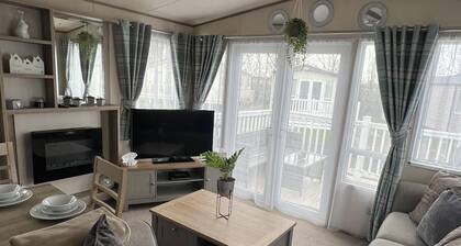 2 Bed Caravan - Sleeps 6 - Parking - Pets