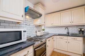 Apartment, 2 Queen Beds | Private kitchen | Fridge, microwave, oven, stovetop - Stunning 2 Bed Flat In East London (London)