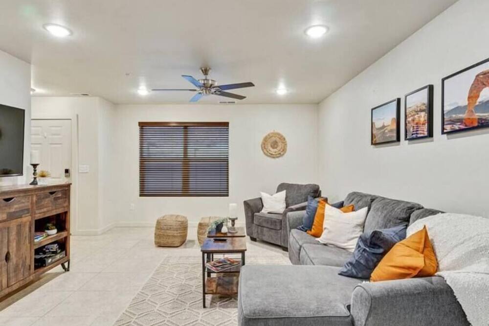 Private Hot Tub, Patio, Pet Friendly!