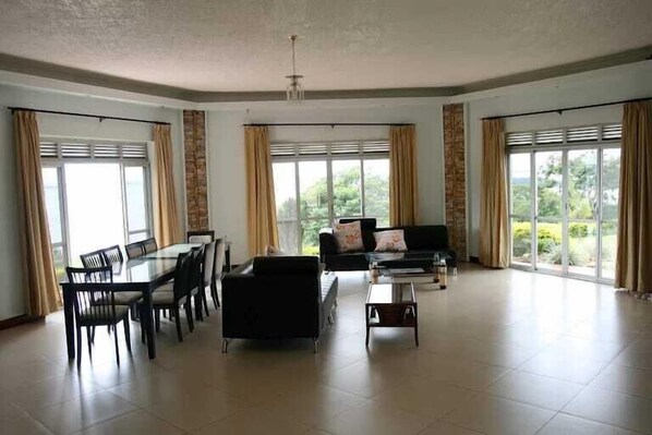 Superior-Doppelzimmer | Wohnbereich | Computerbildschirme