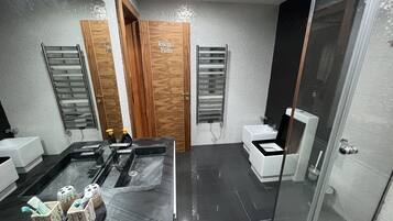 Dusj, hÄrfÞner, bidé og hÄndklÊr