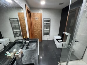 Dusche, Haartrockner, Bidet, Handtücher