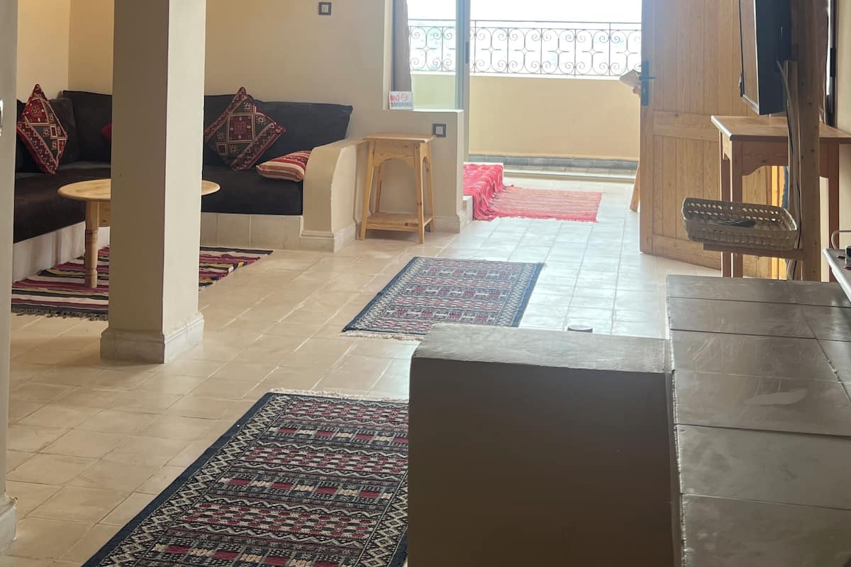 جناح واسع | ميني بار ومكتب ومساحة عمل للكمبيوتر المحمول وأسرّة أطفال/رضّع (مجانًا)
