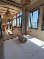 Comfort Apartment | Minibar, desk, laptop workspace, free cribs/infant beds