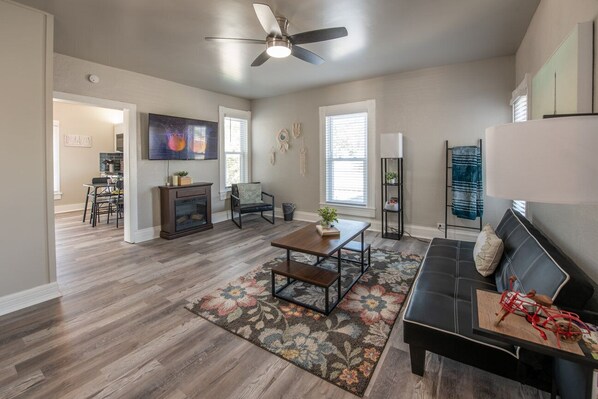 Älytelevisio, takka, työhuone