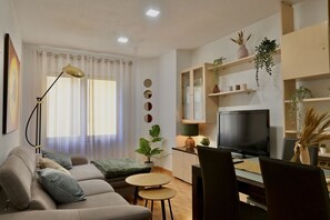 TV - One bedroom house near Plaza Colón (Madrid)